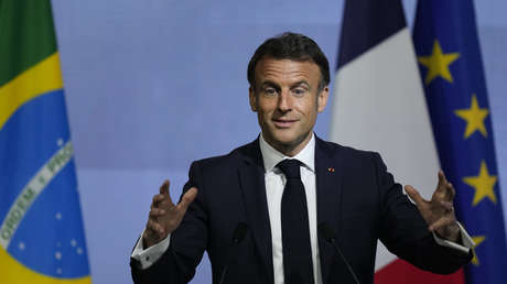 Político francés tacha de "vergüenza" el traslado de los trajes de Macron en clase 'business'