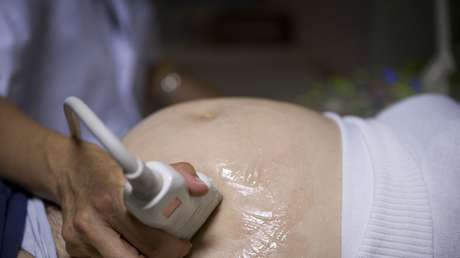 Sufre un aborto a causa de una cirugía tras confundirla los médicos con otra paciente