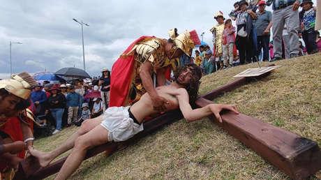 Crucificado y electrocutado: un devoto del Vía Crucis resulta herido al rozar unos cables con la cruz
