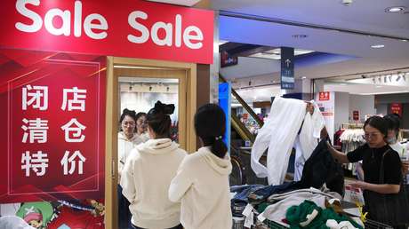 VIDEO: Se abre un socavón en un centro comercial en China y 'se traga' a una mujer
