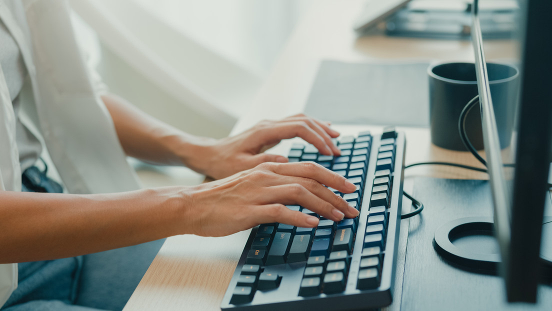 Lo despiden por develar prácticas ilegales y ahora lo buscan para saber la clave de su laptop