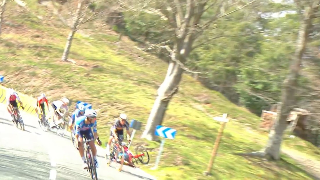 VIDEO: Brutal caída múltiple en la Vuelta al País Vasco