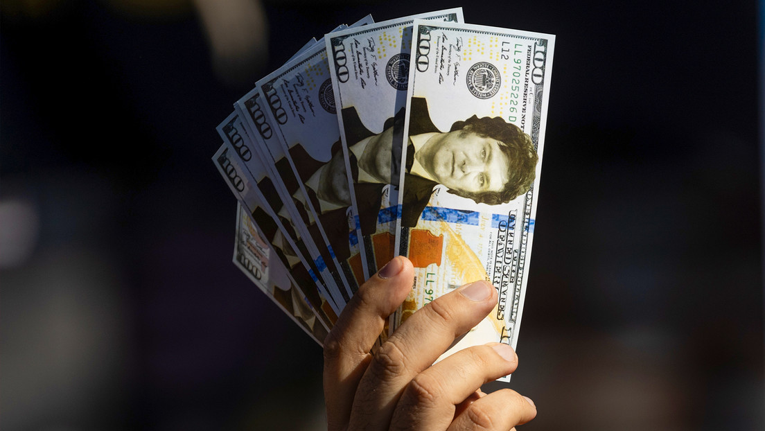 Milei propone un blanqueo de dólares y afirma que le importa un "rábano" el origen del dinero