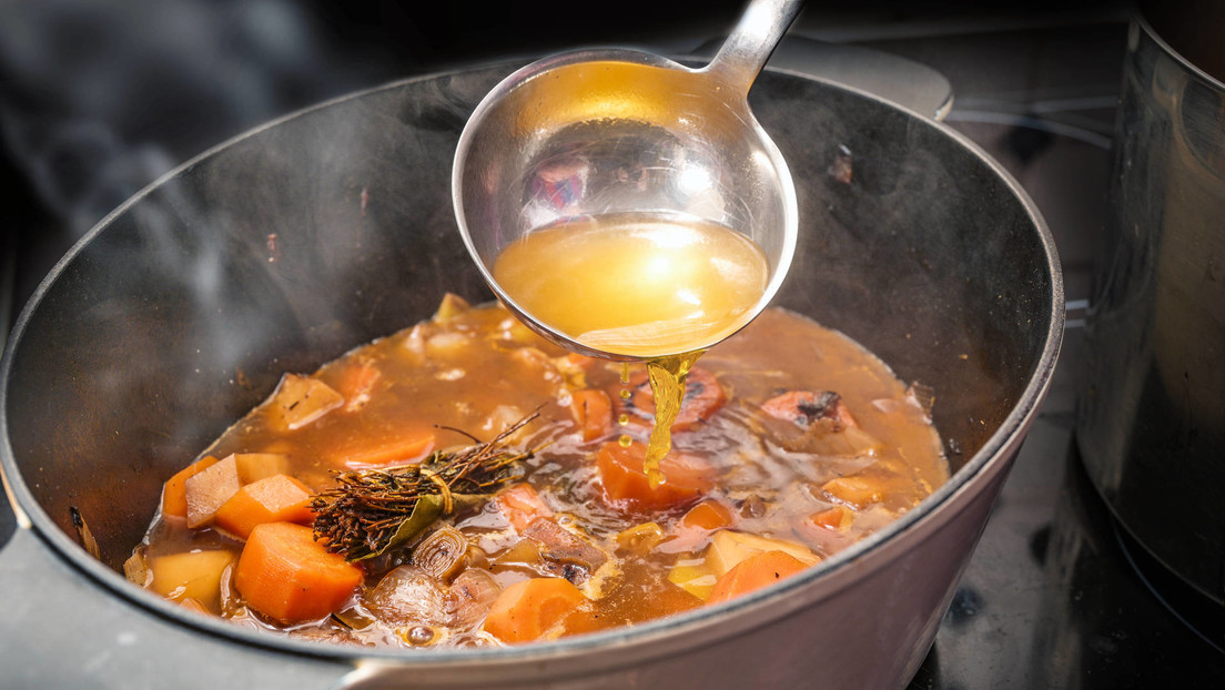 Una mujer casi mata a su pareja con un hueso de sopa por una discusión política