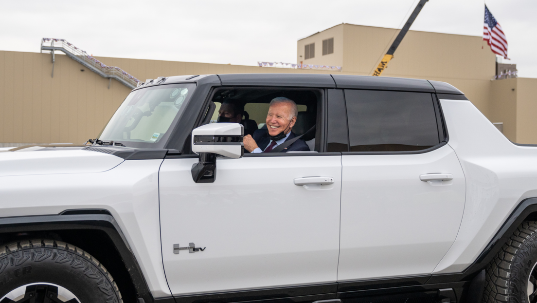 Senador de EE.UU. insta a prohibir importaciones de coches eléctricos chinos