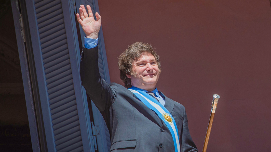 "Vino el príncipe, les hizo el amor y los despertó": la insólita analogía de un senador sobre Milei