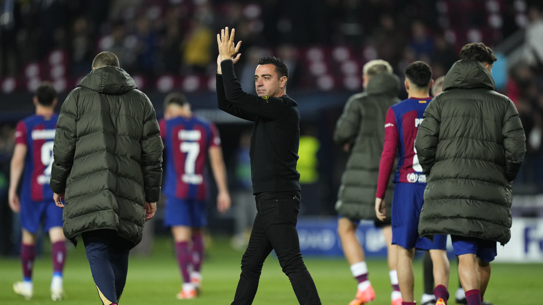 El enojo de Xavi con el árbitro durante el partido destrozador del Barcelona contra el PSG