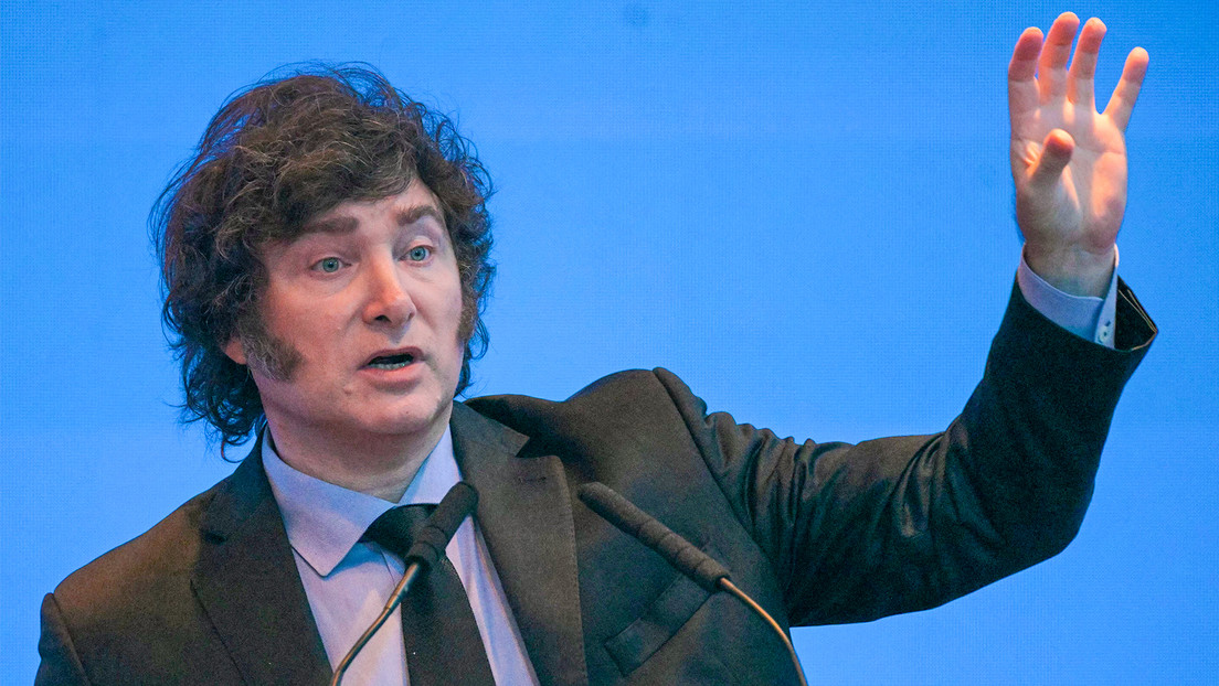 Denuncian a Milei por llamar "héroes" a quienes fugan dólares