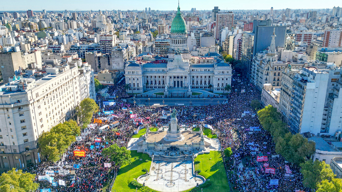 "Lágrimas de zurdo": Milei responde con insultos a histórica marcha universitaria