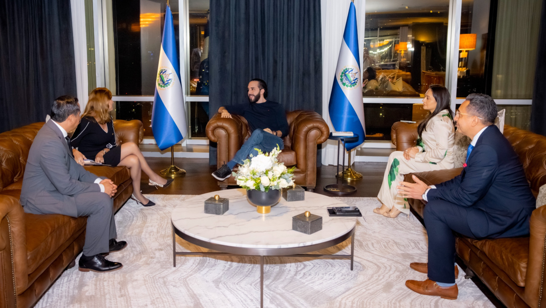 Los acuerdos de Bukele con representantes de dos bancos regionales