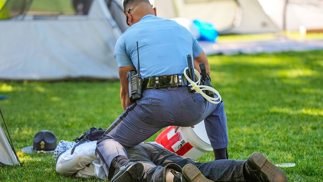 VIDEO: Brutal detención de una profesora universitaria en protesta propalestina en EE.UU.