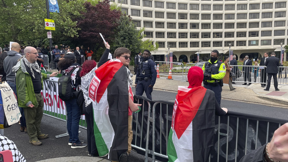 VIDEOS: Activistas propalestinos abuchean a periodistas invitados a cena de la Casa Blanca