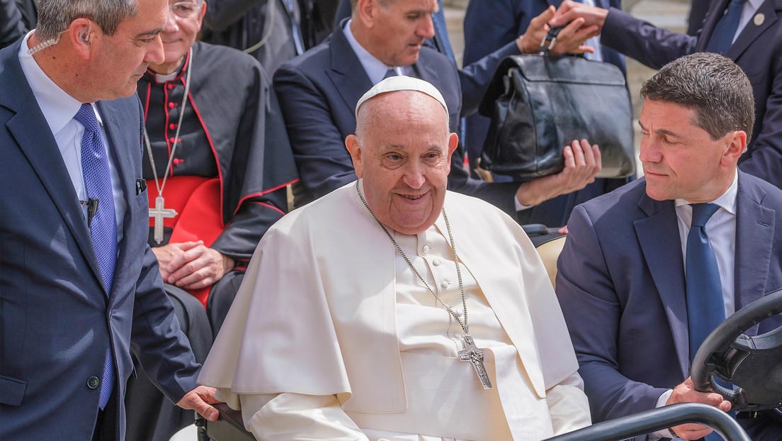 Francisco exhorta a los jóvenes a olvidar los teléfonos y salir al encuentro de las personas