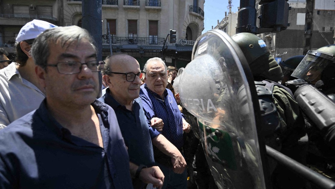 "Te roba la billetera y después te invita a comer": El dardo de un líder opositor contra Milei