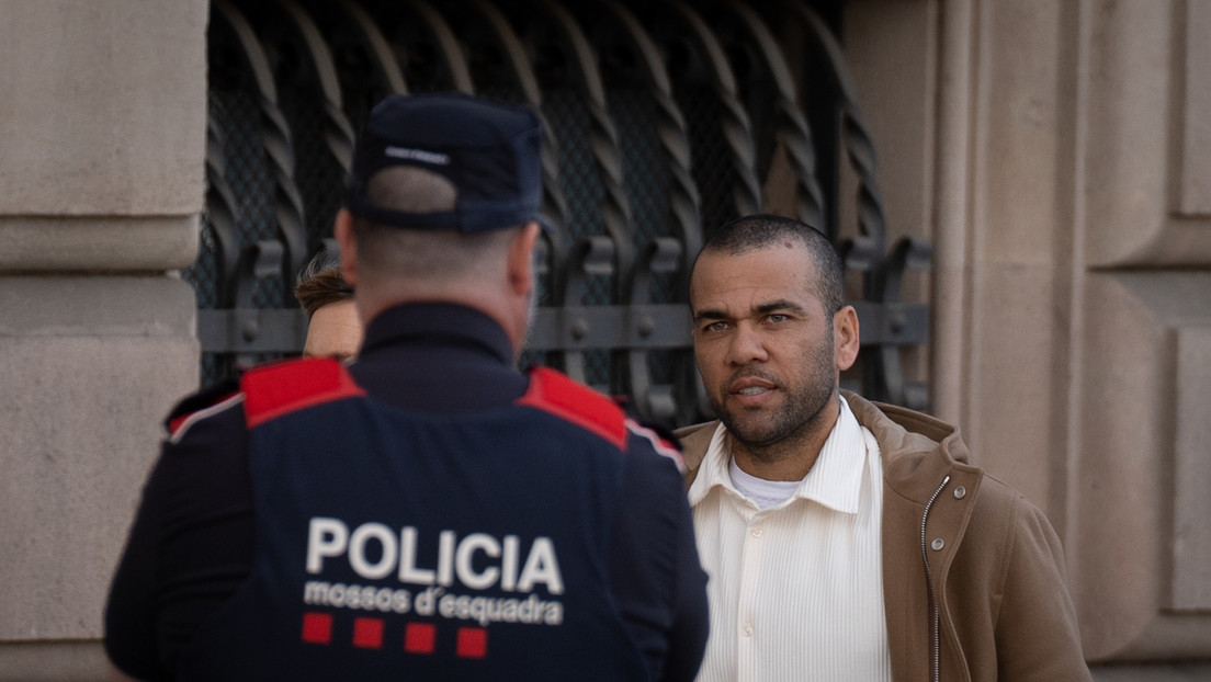Retiran la estatua en homenaje a Dani Alves de su ciudad natal en Brasil