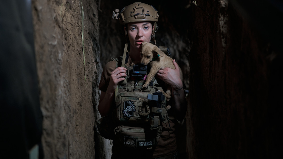 Psicóloga militar ucraniana exhibe simbología nazi