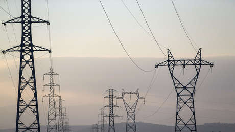 Por qué Colombia quiere reducir las exportaciones de electricidad a Ecuador