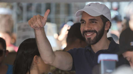 Bukele ofrece miles de pasaportes gratuitos de El Salvador