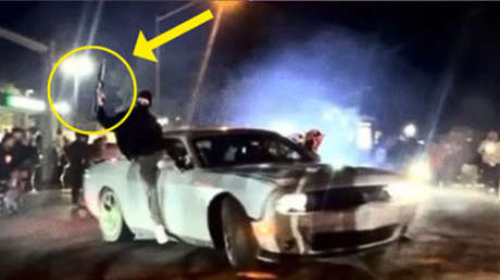 VIDEO: El amenazante encuentro de una patrulla con una turba de enmascarados en EE.UU.