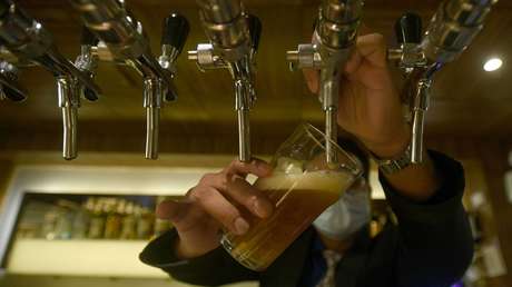 Una candidata al Parlamento indio promete a sus votantes licor importado gratis