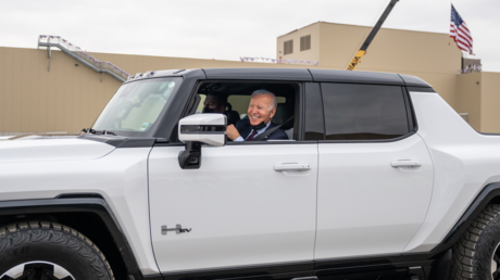 Senador de EE.UU. insta a prohibir importaciones de coches eléctricos chinos