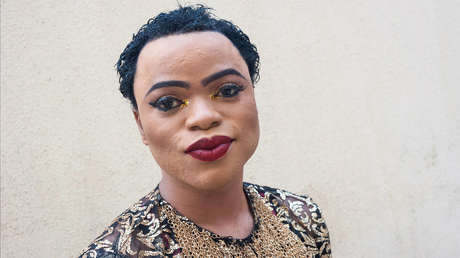 Encarcelan a un travesti nigeriano por lanzar dinero al aire