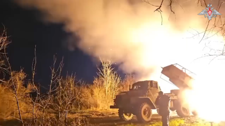 VIDEO: Artillería rusa aplasta posiciones ucranianas con una lluvia de misiles