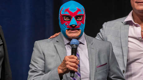 Expareja de ícono de la lucha libre denuncia que la golpeaba y la obligaba a besarle los pies