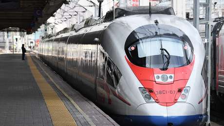 Detienen a un adolescente por viajar 650 km en el exterior de un tren de alta velocidad