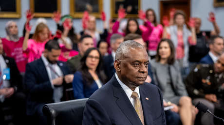 "¡Vergüenza! ¡Detengan el genocidio!": Activistas propalestinos interrumpen una audiencia con Lloyd Austin