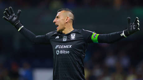 Suspenden a un portero por usar un láser en un partido de la liga mexicana (VIDEO)