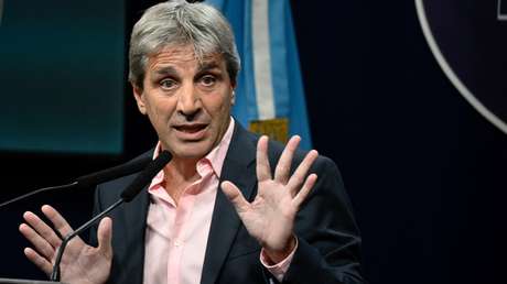 VIDEO: Ministro de Economía argentino responde con un gesto soez a los insultos de una mujer