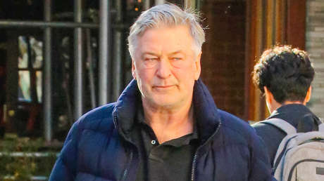 VIDEO: Alec Baldwin golpea el móvil de una mujer que lo atosigaba con preguntas