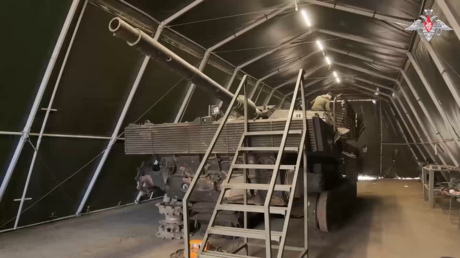 VIDEO: Fuerzas rusas muestran un tanque Leopard 2A5 capturado en el campo de batalla