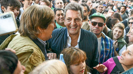 Massa participa de la marcha educativa y deja una curiosa frase sobre la universidad pública