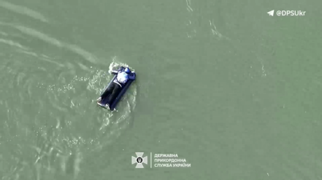 VIDEO: Capturan en Ucrania a un hombre que intentó huir en un colchón inflable