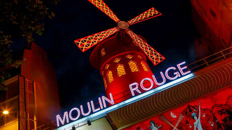 VIDEO: Colapsan las aspas del icónico cabaret Moulin Rouge en París