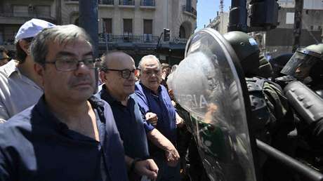 "Te roba la billetera y después te invita a comer": El dardo de un líder opositor contra Milei