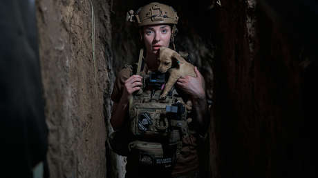 Psicóloga militar ucraniana exhibe simbología nazi