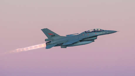 Un caza F-16 se estrella cerca de una base aérea en EE.UU. y el piloto logra eyectarse