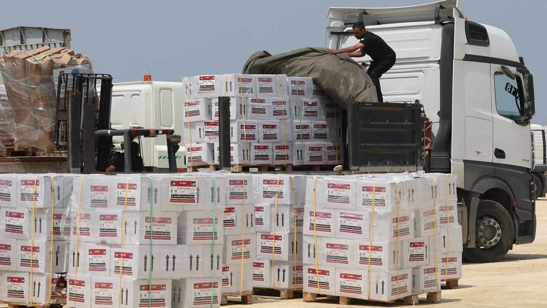 Israelíes destruyen sacos con harina destinados a los gazatíes (VIDEOS)