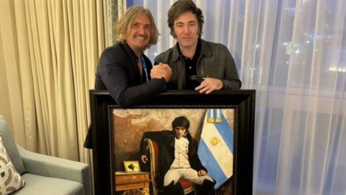 Milei recibe polémico cuadro que lo retrata como Napoleón Bonaparte