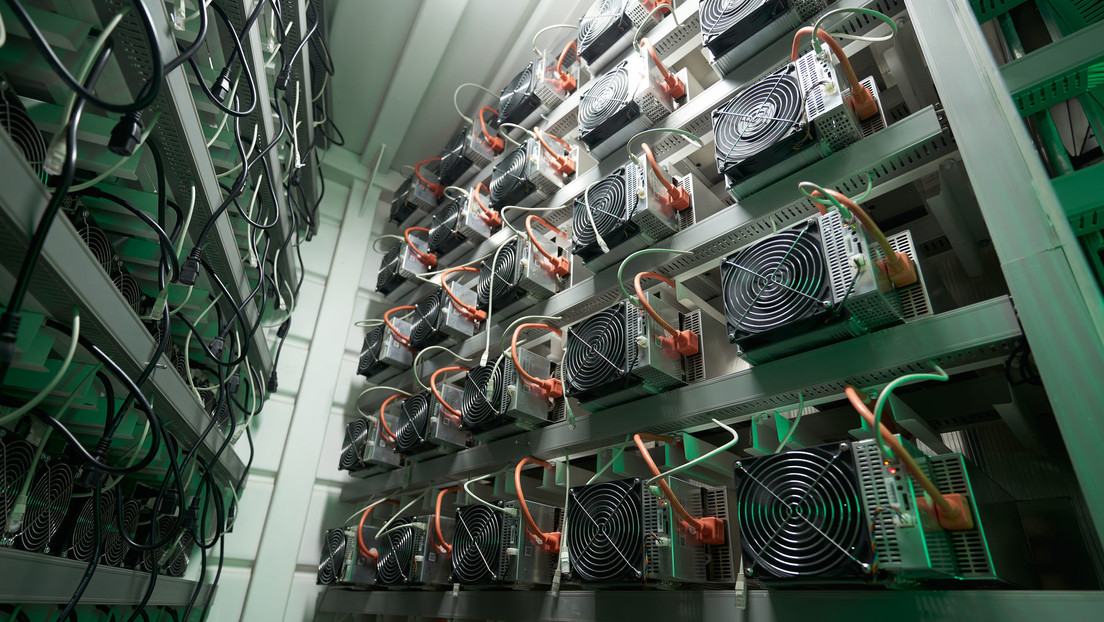 Hallan casi 400 máquinas de criptominería en inmueble de un exdiputado paraguayo