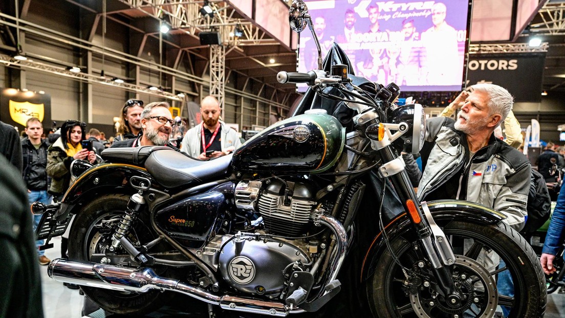 Hospitalizan al presidente checo tras sufrir un accidente de moto