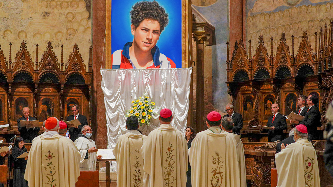 Canonizarán al primer 'santo milenial' que realizó milagros de ultratumba