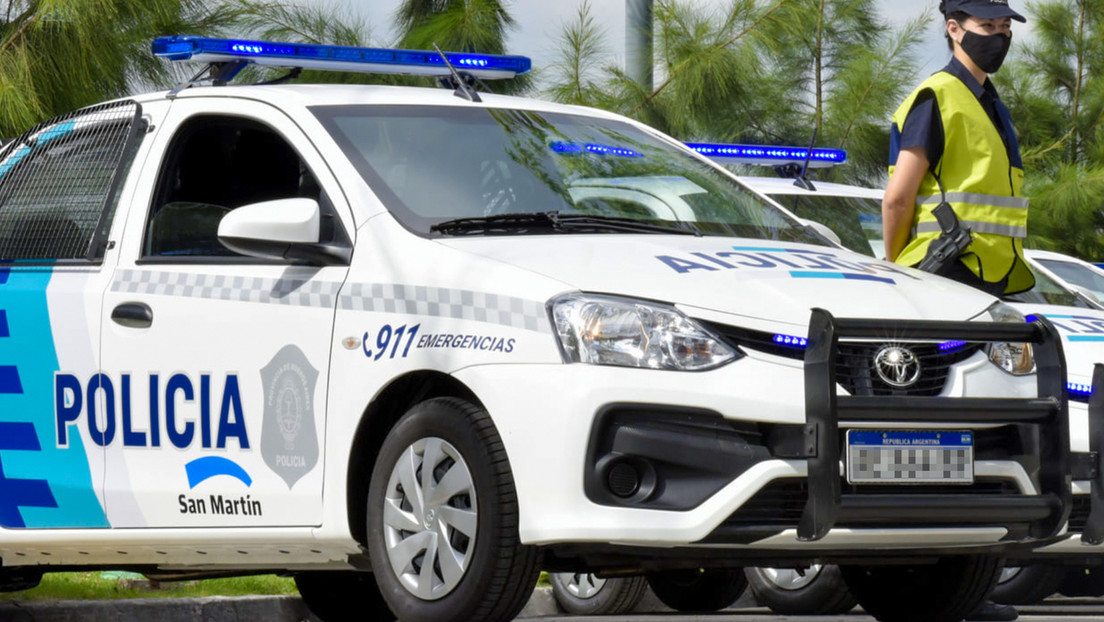 VIDEO: Preso argentino se escapa en un patrullero delante de la Policía