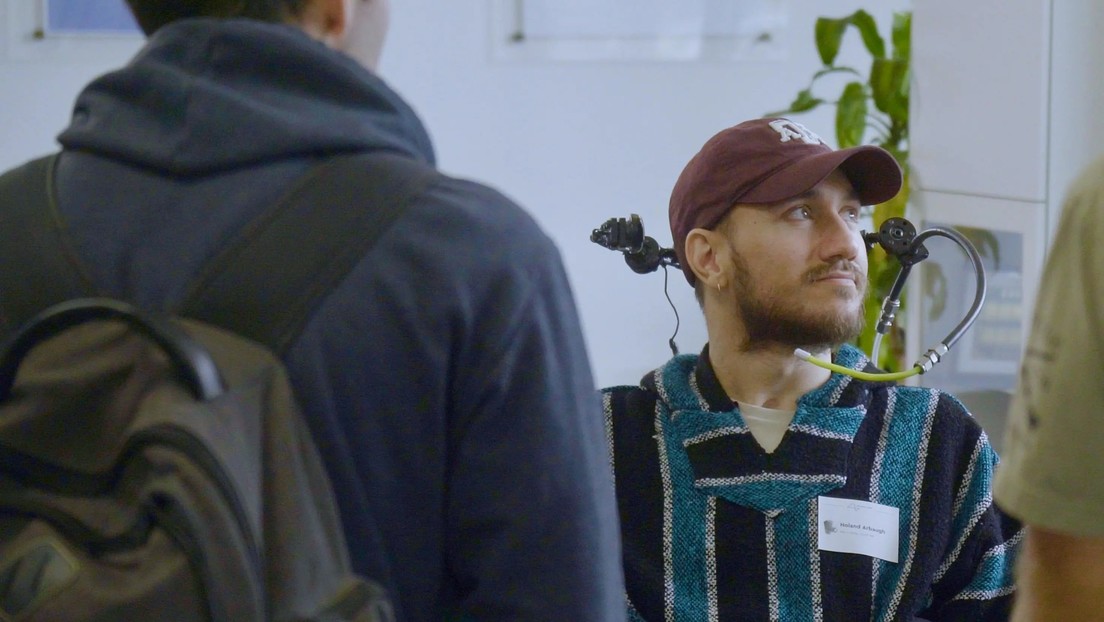 Jugar, chatear y aprender idiomas: así es la vida del primer humano con el chip Neuralink