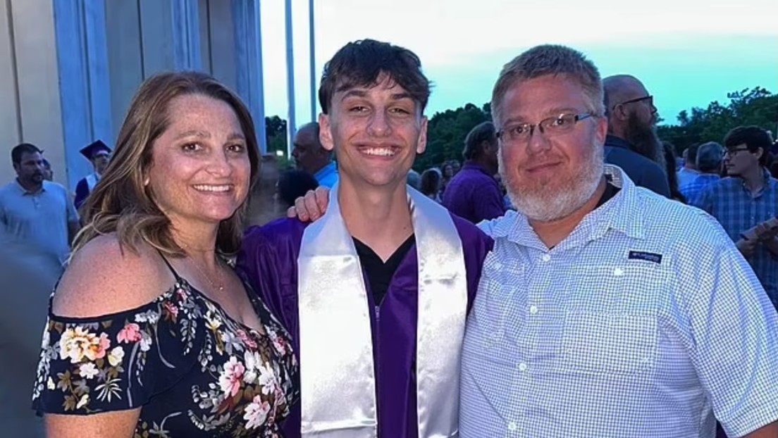 Retrasan la entrega de diploma a un estudiante por alabar a Dios en su discurso de graduación