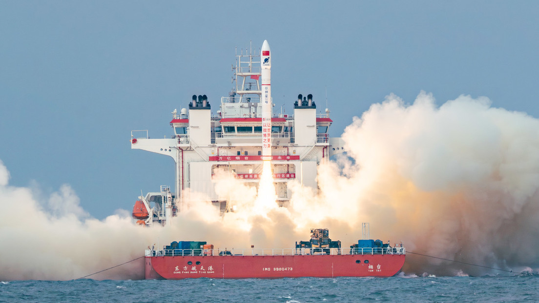 China lanza con éxito cuatro satélites a la órbita desde una plataforma en el mar