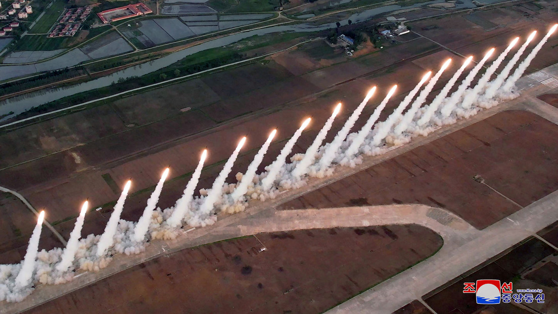 VIDEO: Lanzamiento simultáneo de múltiples lanzacohetes "supergrandes" norcoreanos